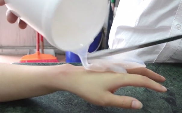 人體硅膠可以直接貼在人體皮膚上嗎？